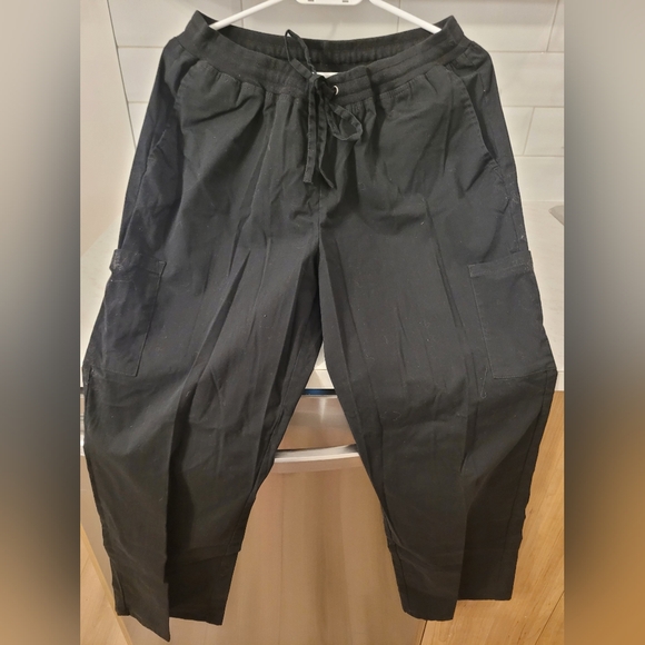 Scrubs black and red checked top and black pants size Large - Picture 2 of 3